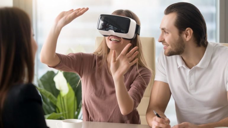 Virtual reality tour – Couple exploring real estate with VR glasses – Leoní Village 3D tour